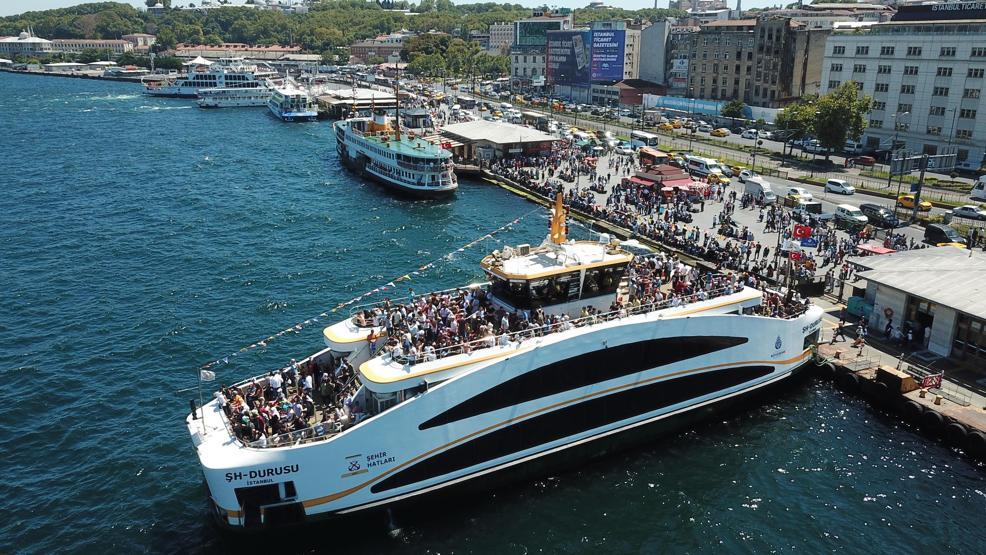 İstanbullular Eminönü İskelesine akın etti, yoğunluk havadan görüntülendi