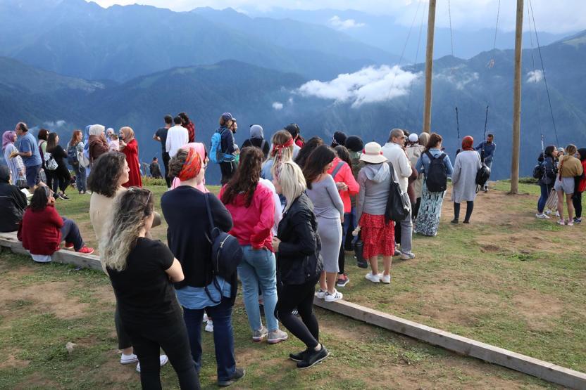 Huser Yaylasında salıncak için sıraya girdiler