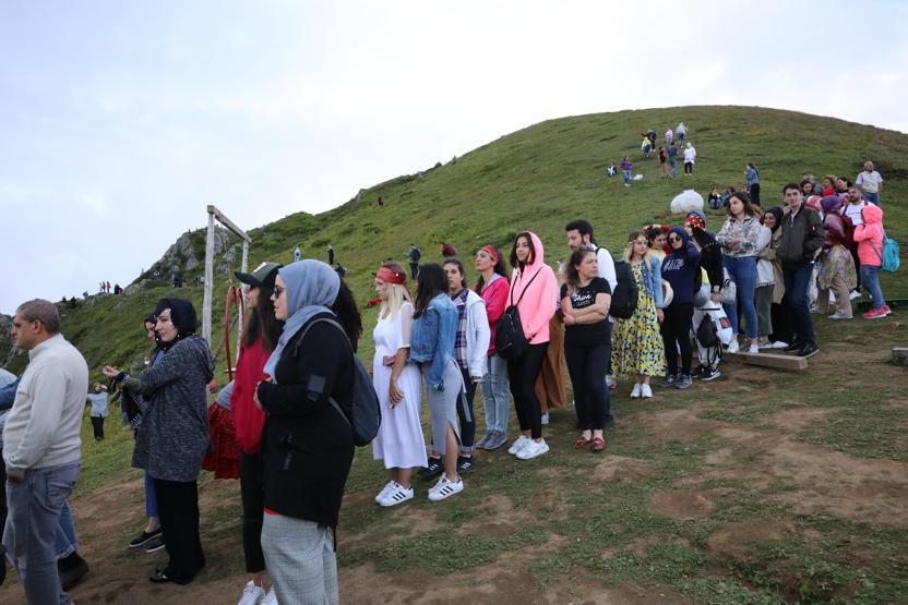 Huser Yaylasında salıncak için sıraya girdiler