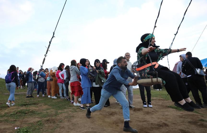 Huser Yaylasında salıncak için sıraya girdiler
