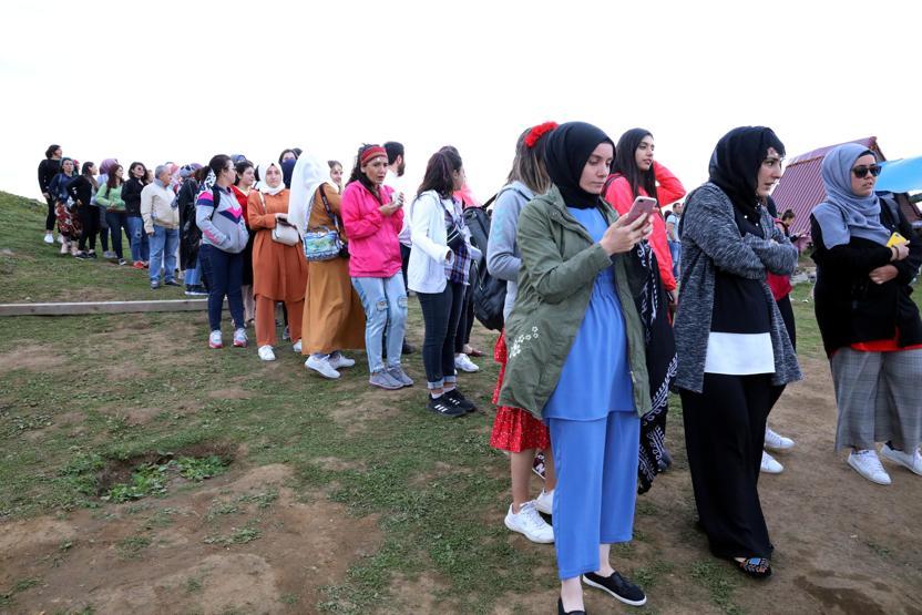 Huser Yaylasında salıncak için sıraya girdiler
