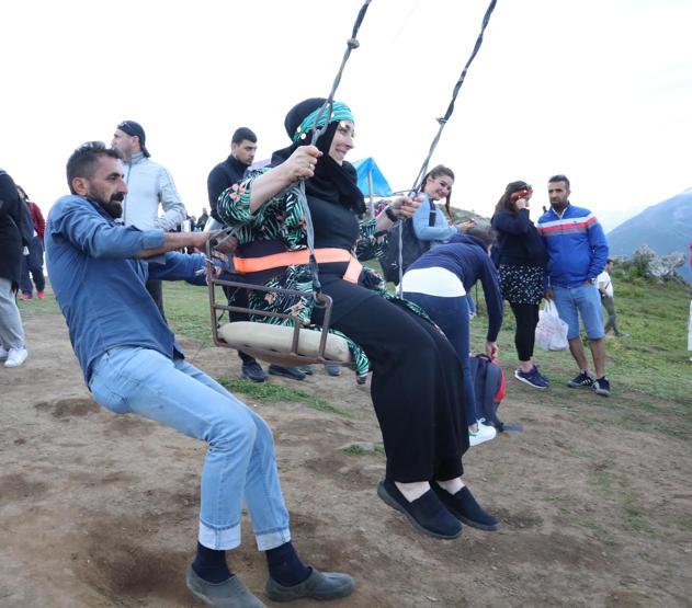 Huser Yaylasında salıncak için sıraya girdiler