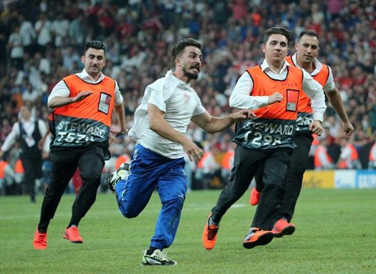 UEFA Süper Kupa finalinde Youtuber Fester Abdü sahaya girdi