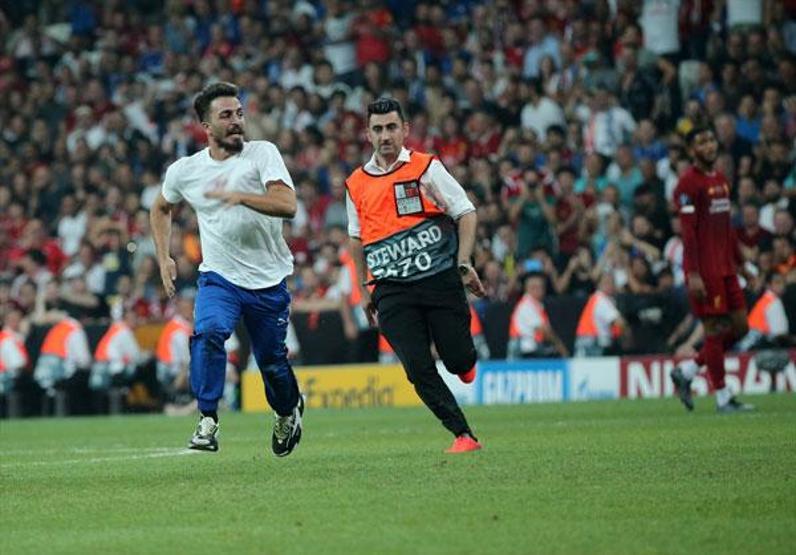 UEFA Süper Kupa finalinde Youtuber Fester Abdü sahaya girdi