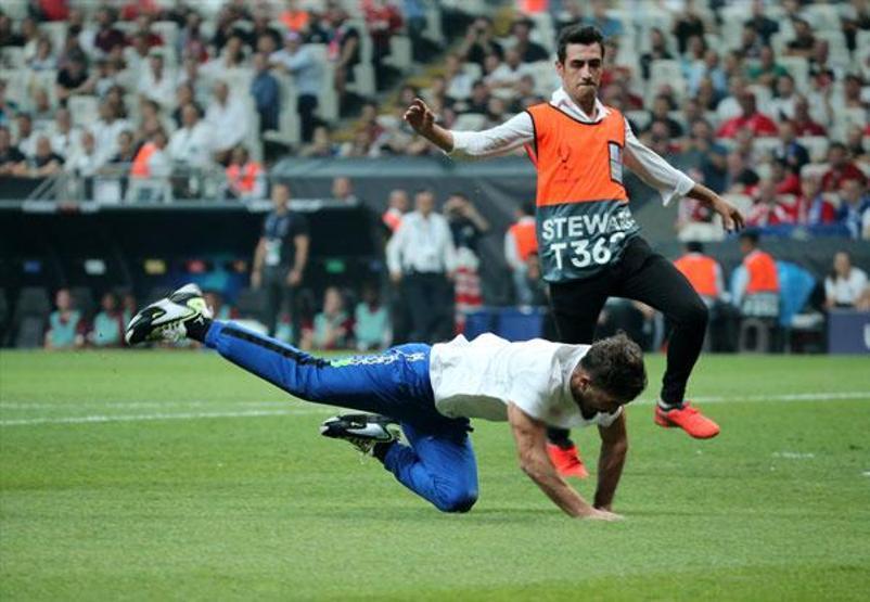 UEFA Süper Kupa finalinde Youtuber Fester Abdü sahaya girdi
