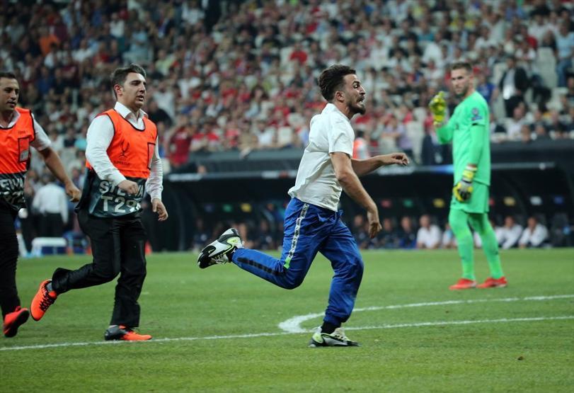 UEFA Süper Kupa finalinde Youtuber Fester Abdü sahaya girdi