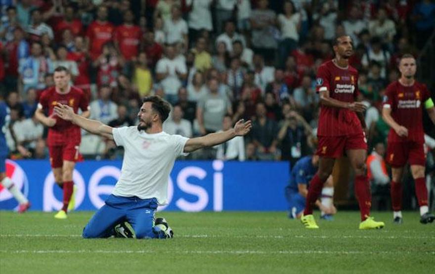 UEFA Süper Kupa finalinde Youtuber Fester Abdü sahaya girdi