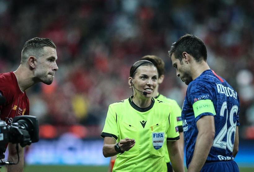 UEFA Süper Kupa finalinde Youtuber Fester Abdü sahaya girdi