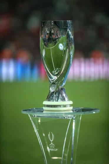 UEFA Süper Kupa finalinde Youtuber Fester Abdü sahaya girdi