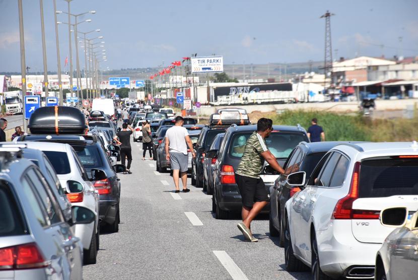 Kapıkulede gurbetçilerin dönüş kuyruğu