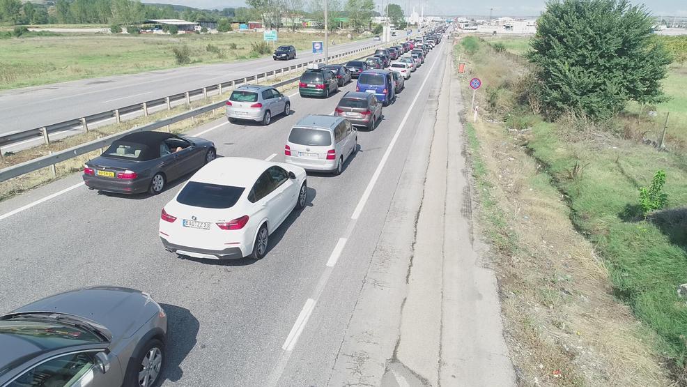 Kapıkulede gurbetçilerin dönüş kuyruğu