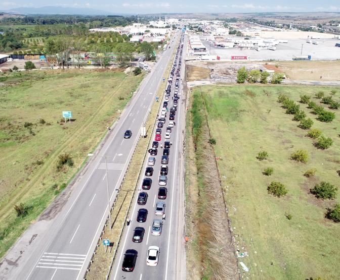 Kapıkulede gurbetçilerin dönüş kuyruğu