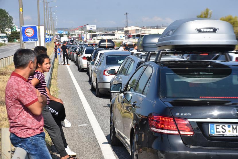Kapıkulede gurbetçilerin dönüş kuyruğu