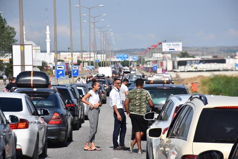Kapıkulede gurbetçilerin dönüş kuyruğu
