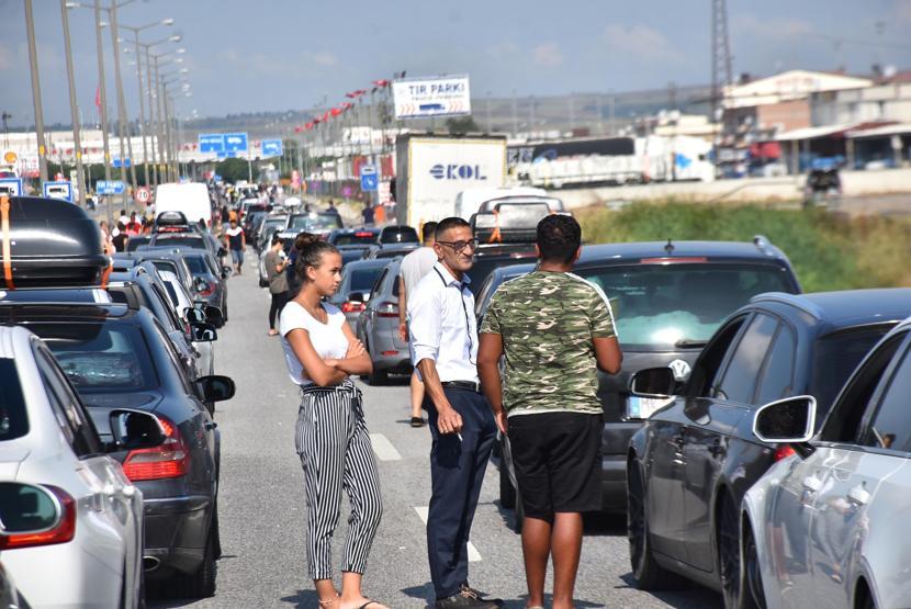 Kapıkulede gurbetçilerin dönüş kuyruğu
