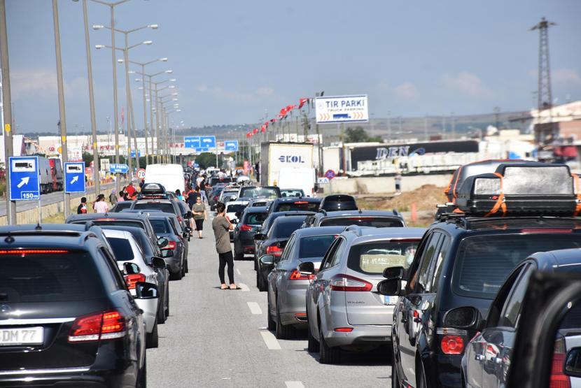 Kapıkulede gurbetçilerin dönüş kuyruğu