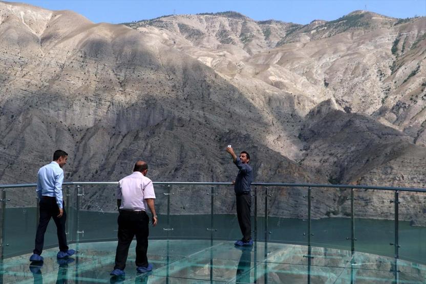 Türkiyenin en uzun cam terası adrenalin tutkunlarını cezbediyor