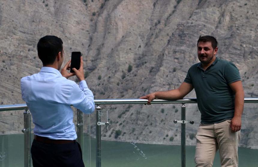 Türkiyenin en uzun cam terası adrenalin tutkunlarını cezbediyor