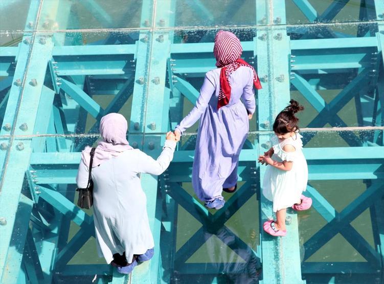 Türkiyenin en uzun cam terası adrenalin tutkunlarını cezbediyor