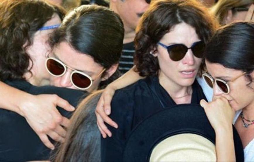 Beren Saat gözyaşlarını tutamadı