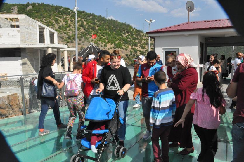 Torul cam seyir terası ziyaretçi akınına uğruyor