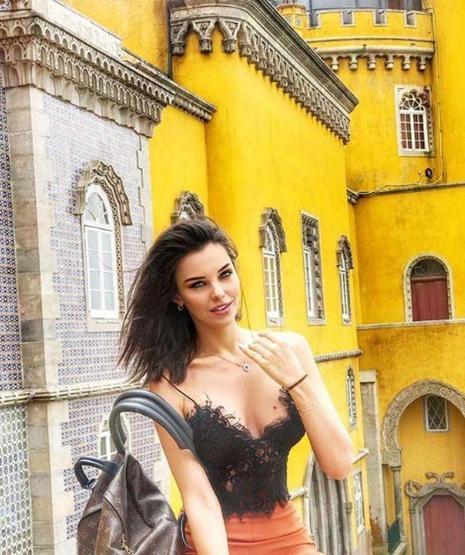 Tuvana Türkayın bikinili pozu olay oldu