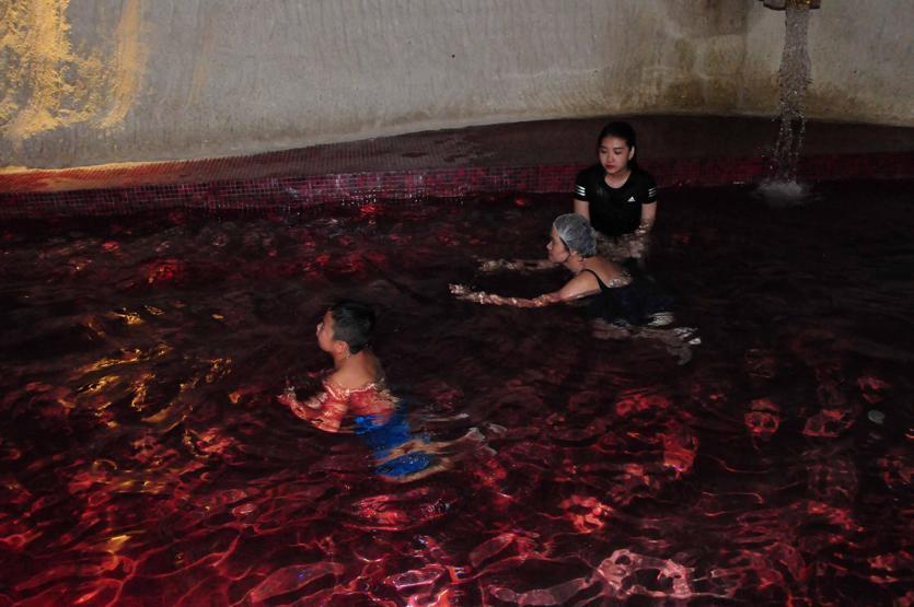 Kapadokyada yerli ve yabancı turistlerin çamur banyosu keyfi