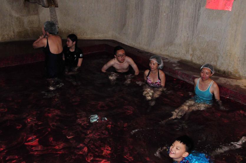 Kapadokyada yerli ve yabancı turistlerin çamur banyosu keyfi