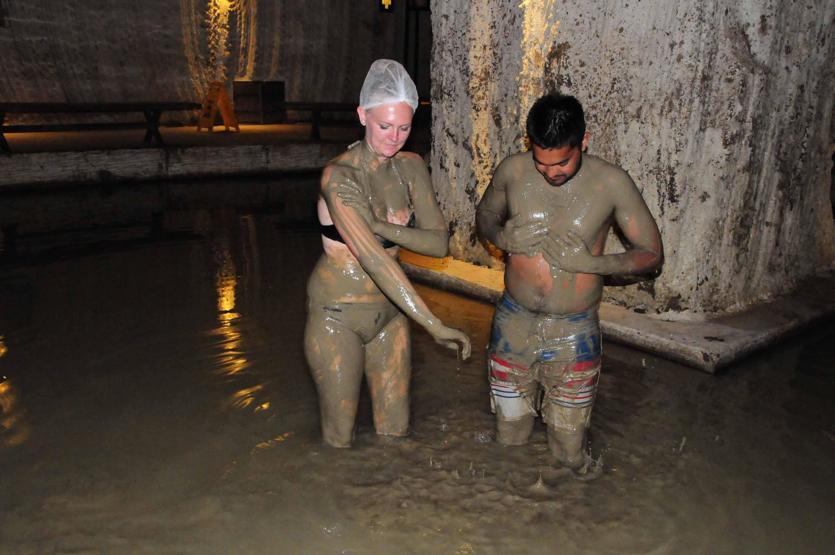 Kapadokyada yerli ve yabancı turistlerin çamur banyosu keyfi