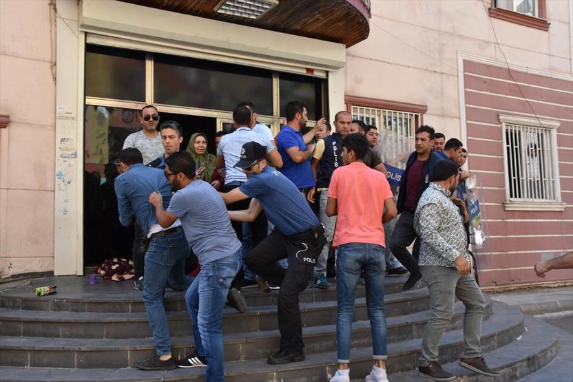 HDPliler oğlu için oturma eylemi yapan anneye saldırdı