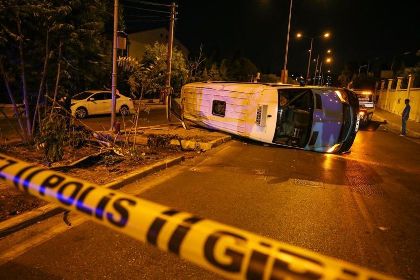 İzmirde feci kaza: Ölü ve yaralılar var