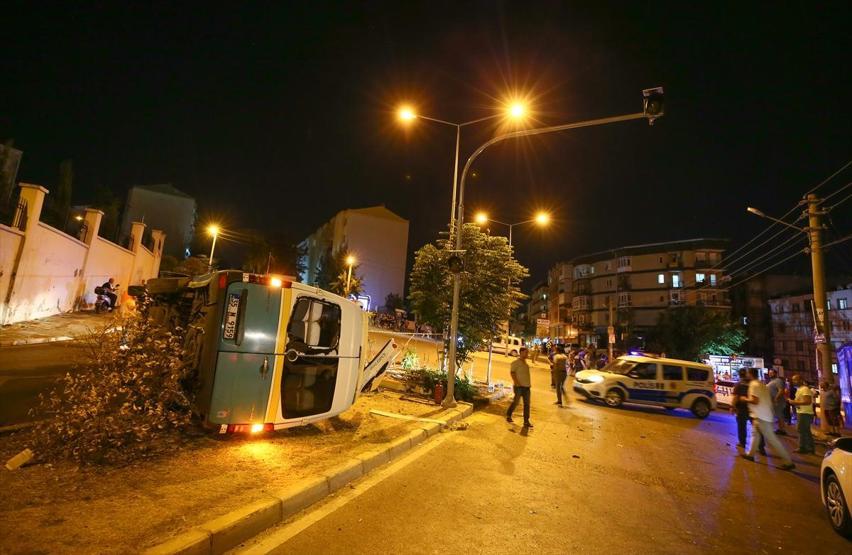İzmirde feci kaza: Ölü ve yaralılar var