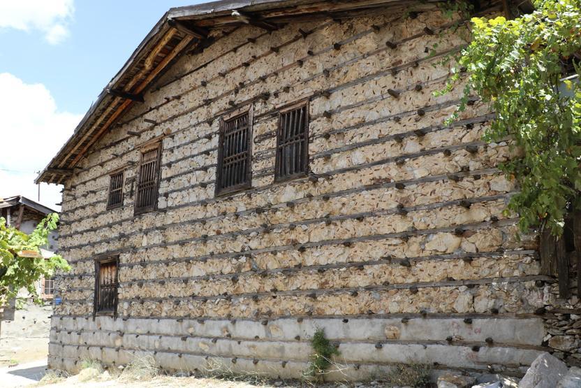 Ormananın tarihi düğmeli evleri