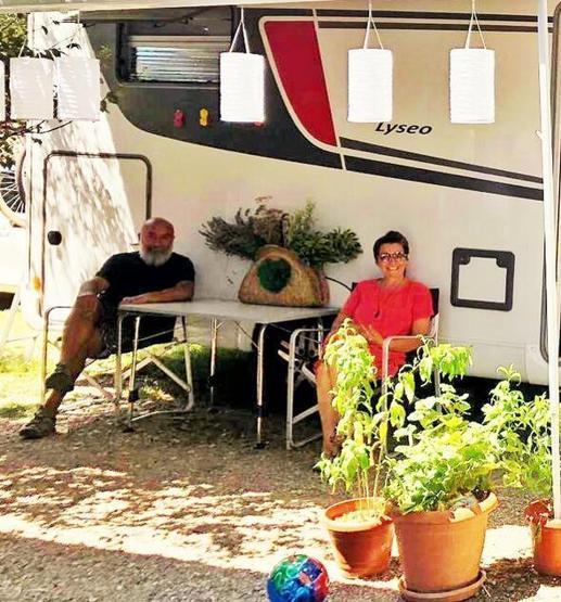 Ünlü oyuncu ailesiyle karavan tatilinde