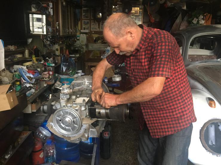 Klasik Volkswagenlere gözü gibi bakıyor