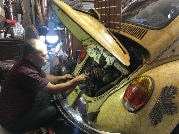 Klasik Volkswagenlere gözü gibi bakıyor