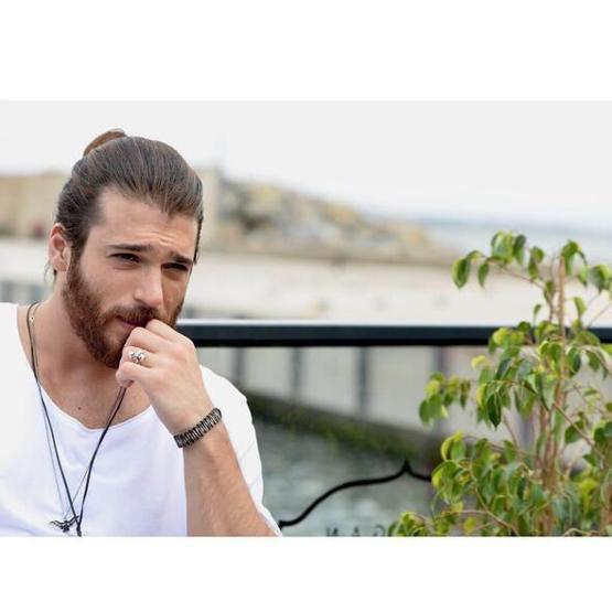 Can Yaman tek başına oturup saatlerce etrafı izlerdi