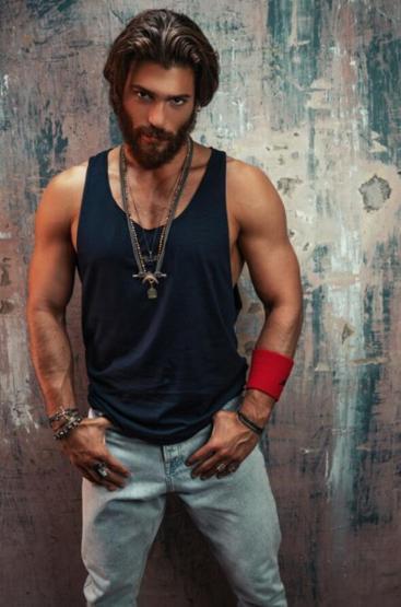 Can Yaman tek başına oturup saatlerce etrafı izlerdi