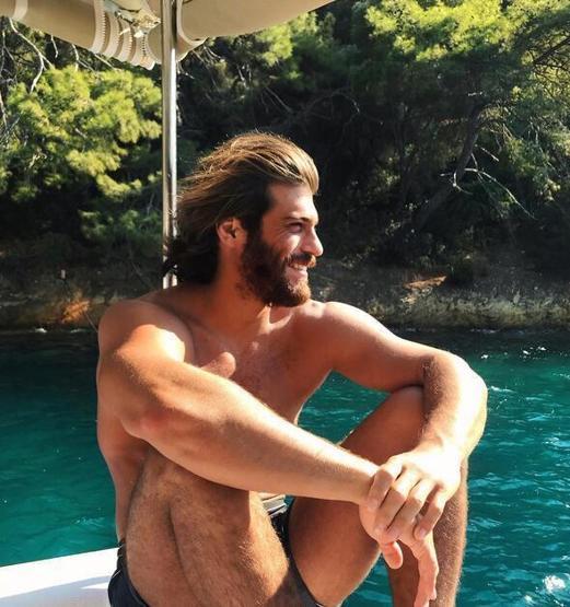 Can Yaman tek başına oturup saatlerce etrafı izlerdi