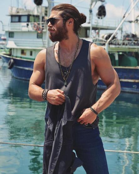 Can Yaman tek başına oturup saatlerce etrafı izlerdi