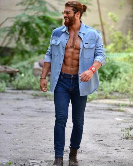 Can Yaman tek başına oturup saatlerce etrafı izlerdi