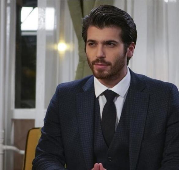 Can Yaman tek başına oturup saatlerce etrafı izlerdi