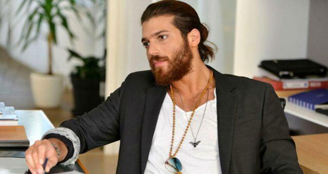 Can Yaman tek başına oturup saatlerce etrafı izlerdi