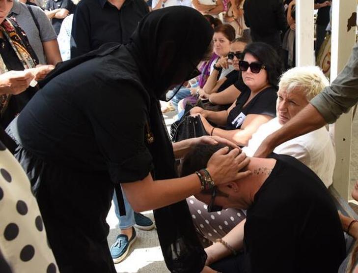 Özgür Arası dostları yalnız bırakmadı