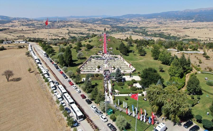 Kütahyalılar şehitliğe akın etti