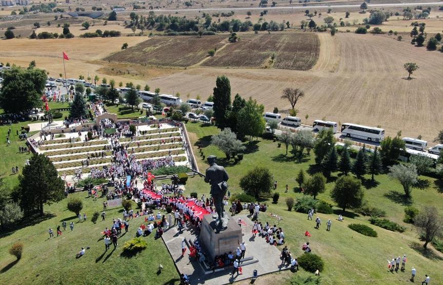 Kütahyalılar şehitliğe akın etti