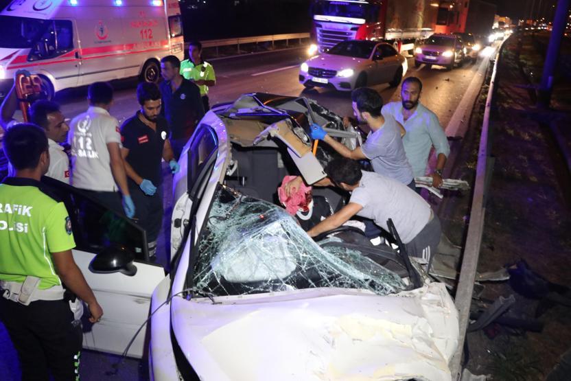 Kocaeli TEMde makas terörü Otomobil TIRa arkadan çarptı