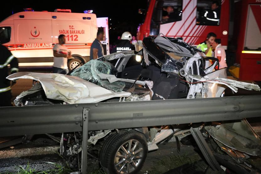 Kocaeli TEMde makas terörü Otomobil TIRa arkadan çarptı