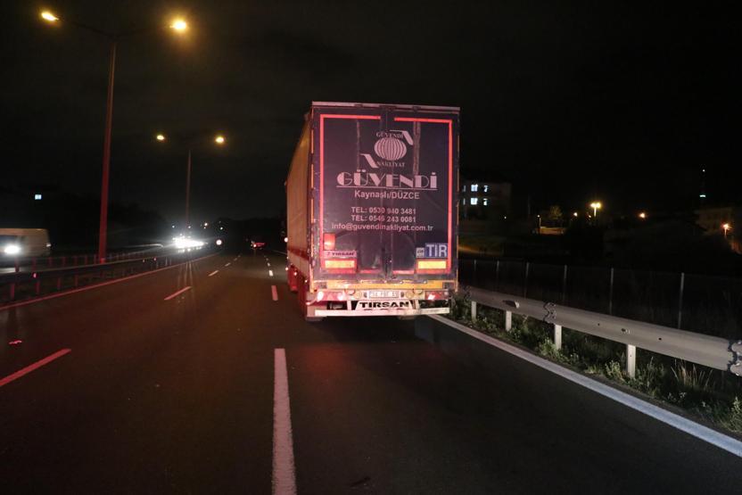 Kocaeli TEMde makas terörü Otomobil TIRa arkadan çarptı