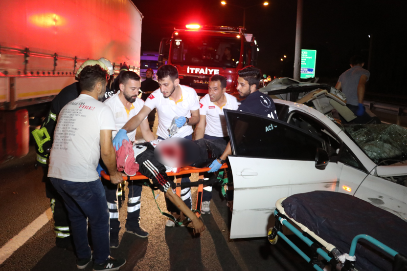 Kocaeli TEMde makas terörü Otomobil TIRa arkadan çarptı